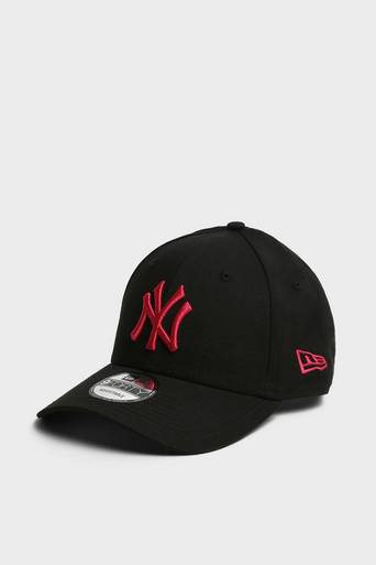 New Era Keps från New Era som har en broderad logotyp framtill. Kepsen har en böjd skärm och baktill finns ett spänne som gör passformen justerbar. Svart