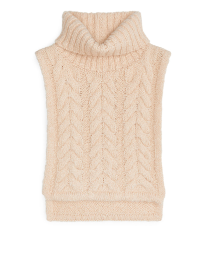 Chunky Cable-Knit Bib - White