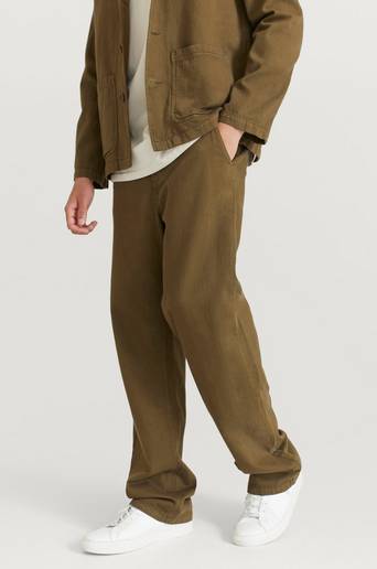 Nudie Jeans Byxor Lazy Leo Slouchy Twill Army Grön